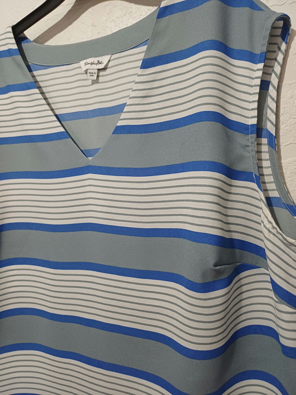 Women's Blouse Simply Be Blue Grey White Striped V-Neck Sleeveless Size 12 Very Good Condition