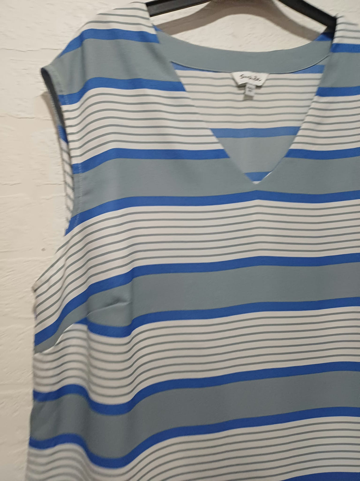 Women's Blouse Simply Be Blue Grey White Striped V-Neck Sleeveless Size 12 Very Good Condition