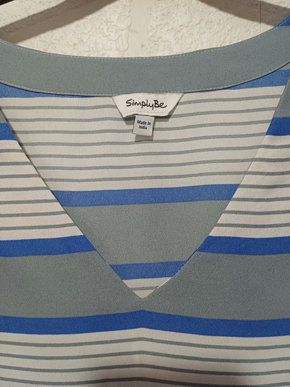 Women's Blouse Simply Be Blue Grey White Striped V-Neck Sleeveless Size 12 Very Good Condition