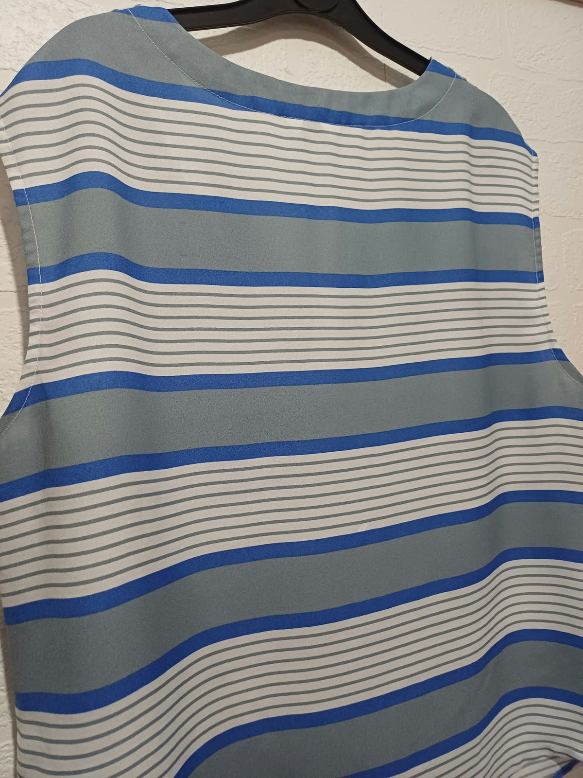 Women's Blouse Simply Be Blue Grey White Striped V-Neck Sleeveless Size 12 Very Good Condition